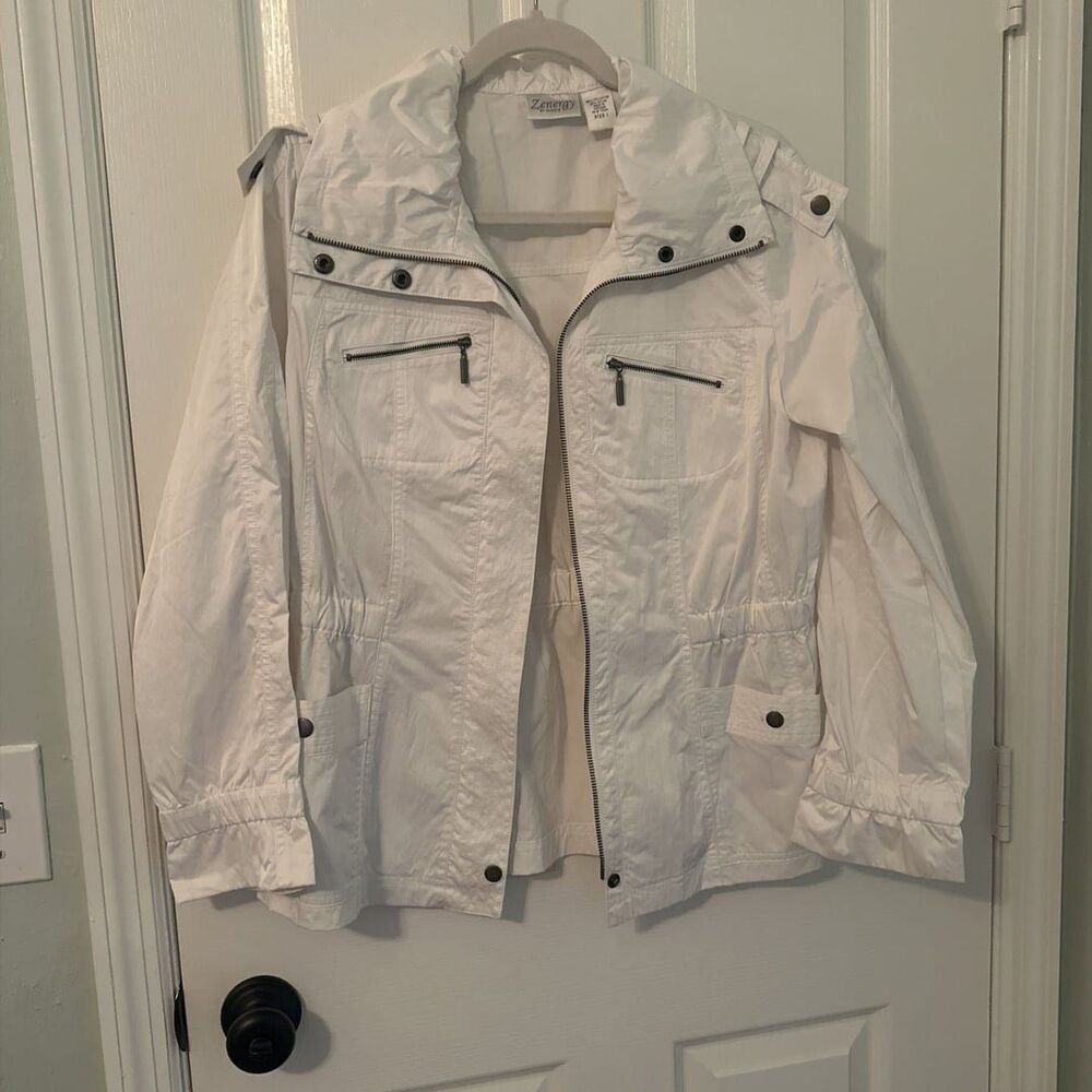 Chico's Synergy lined‎ white lightweight white jacket w zipper and elastic cinch
